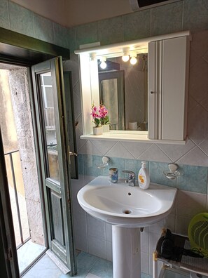 Ensemble douche/baignoire, sèche-cheveux, chaussons, bidet