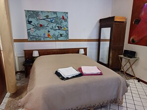 2 chambres, bureau, chambres insonorisées, fer et planche à repasser