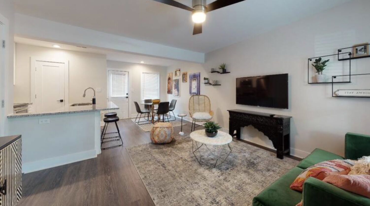 2 BR Traveler's Paradise near Uptown by Mansion™