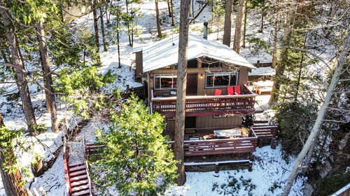 Romantic, Pet-Friendly Cabin. 5-min walk to Lake. 2 BBQ + 2 Decks + Fire Pit/EV