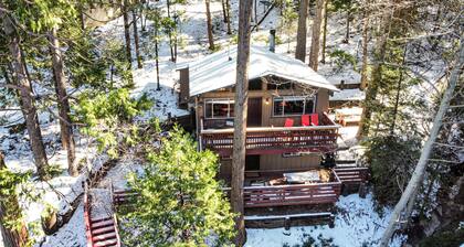 Romantic, Pet-Friendly Cabin. 5-min walk to Lake. 2 BBQ + 2 Decks + Fire Pit/EV