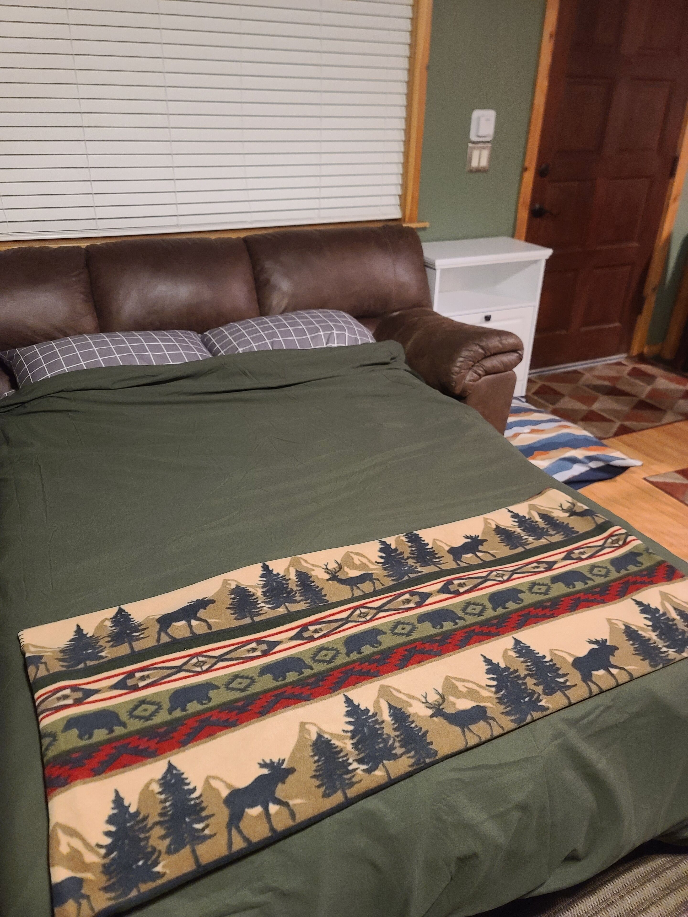 Romantic, Pet-Friendly Cabin. 5-min walk to Lake. 2 BBQ + 2 Decks + Fire Pit/EV