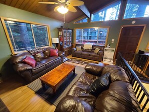 Smart-TV, peis, DVD-spiller og bøker