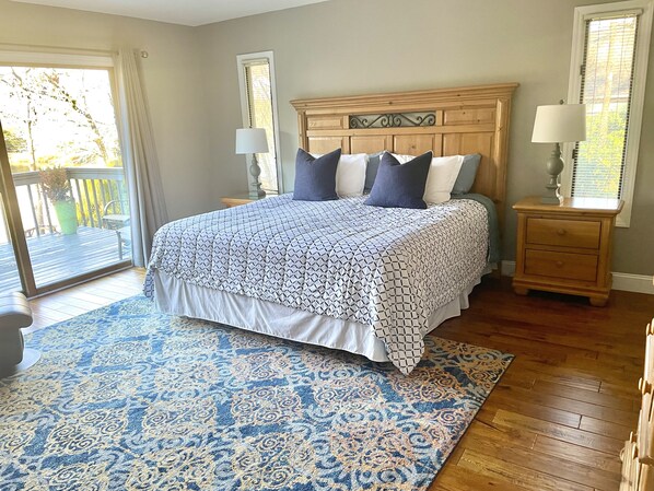 5 bedrooms, desk, iron/ironing board, travel cot