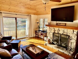 Smart TV, chimenea, futbolito y libros