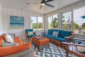 TV connectée, baby-foot, livres, chaîne hi-fi