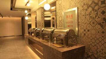 Una hilera de dispensadores automáticos de bebidas en el vestíbulo de un hotel.