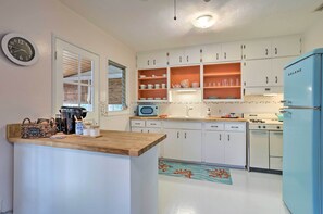 Réfrigérateur, micro-ondes, plaque de cuisson, cafetière/bouilloire