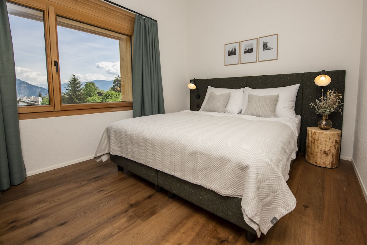 Hypo-allergenic bedding, desk, blackout drapes, free WiFi