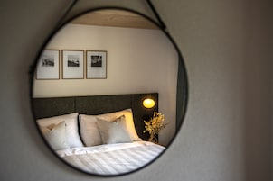 Ropa de cama hipoalergénica, escritorio y cortinas blackout