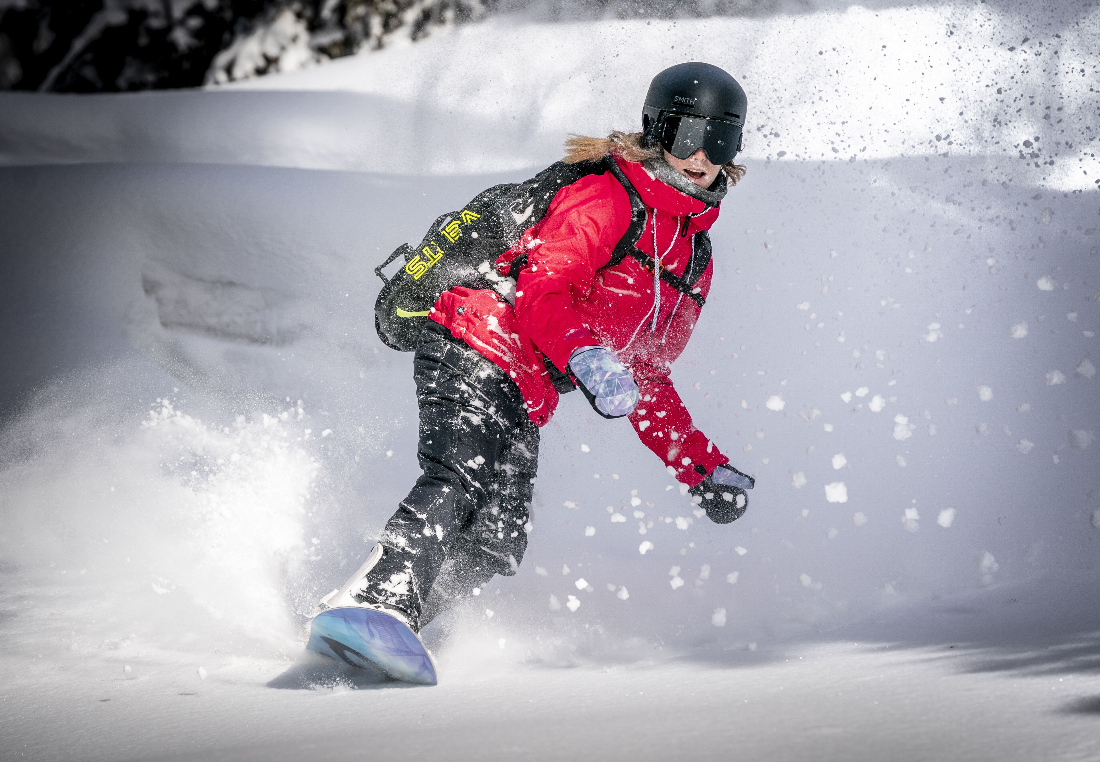 Una persona practicando snowboard en una ladera nevada.
