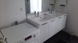 A modern bathroom with two sinks, a mirror, and a washing machine. - beautiful apartment 150m2, 4 bedrooms, 6 people (Noidans-le-Ferroux)