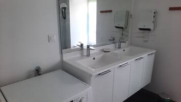 Dusche, Handtücher, Toilettenpapier
