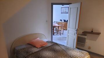 4 Schlafzimmer, Bügeleisen/Bügelbrett, kostenloses WLAN, Bettwäsche