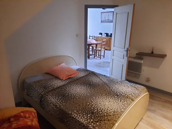 4 bedrooms, iron/ironing board, free WiFi, bed sheets