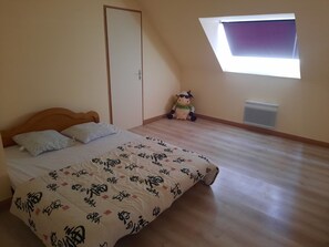 4 bedrooms, iron/ironing board, free WiFi, bed sheets
