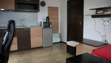 Peti sejuk, ketuhar gelombang mikro, dapur, cerek elektrik