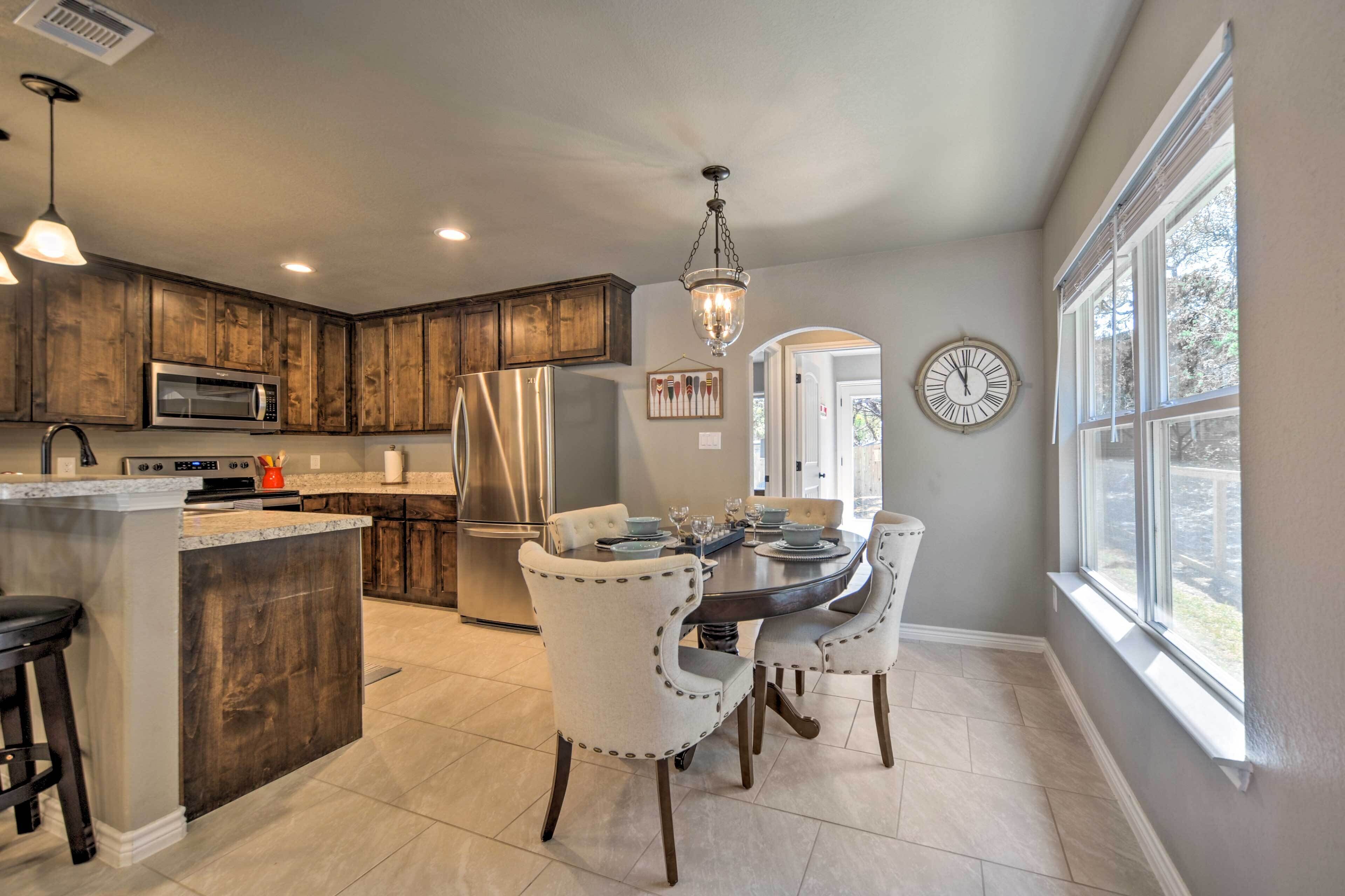 Charming Canyon Lake Home - Walk to Boat Ramp