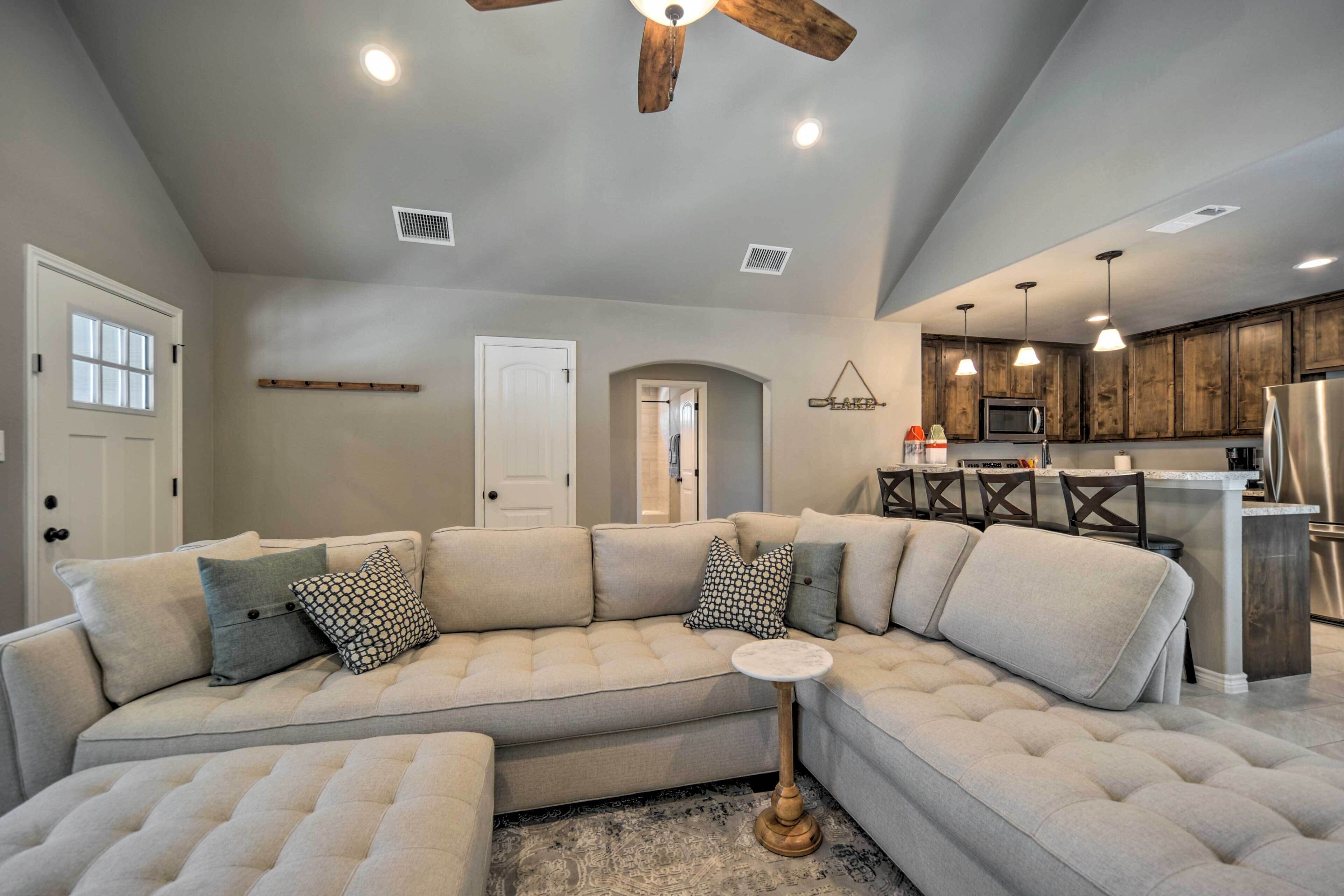 Charming Canyon Lake Home - Walk to Boat Ramp