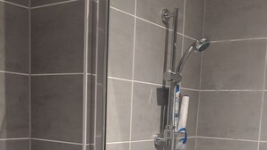 Apartment, 1 Queen Bed | Bathroom | Shower, towels - Beautiful 1-bed Apartment in Woking (Woking)