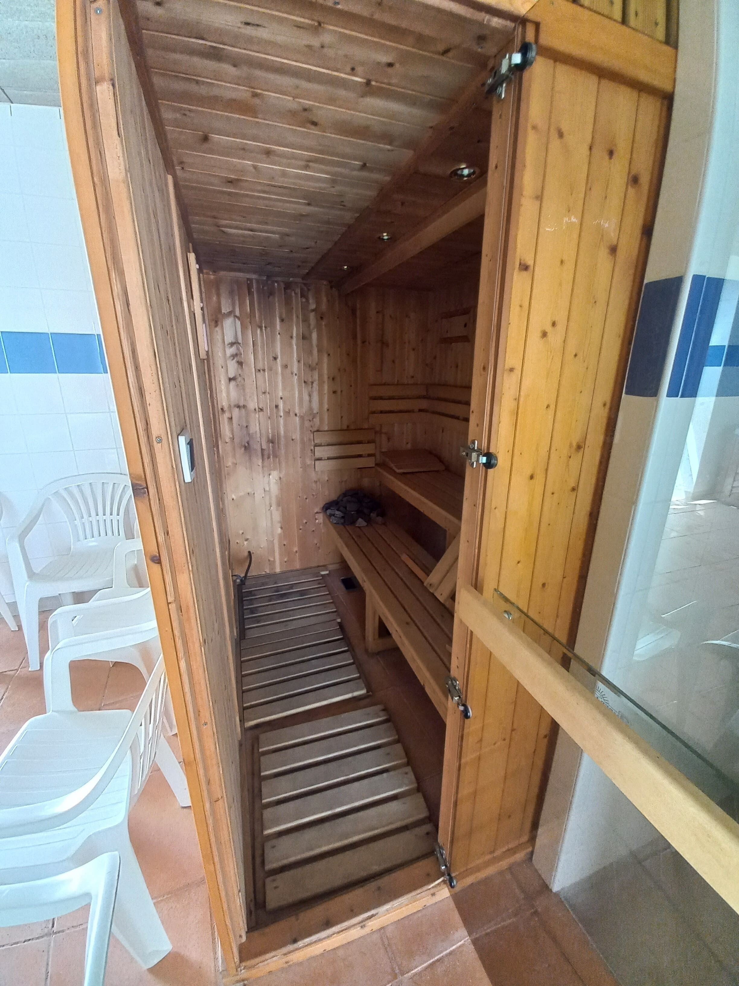 Eine Holzauszeit mit Bänken und Dielenboden.