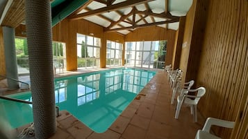 Inomhuspool och solstolar