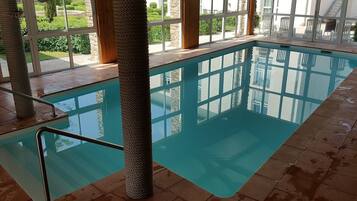 Piscine couverte, chaises longues
