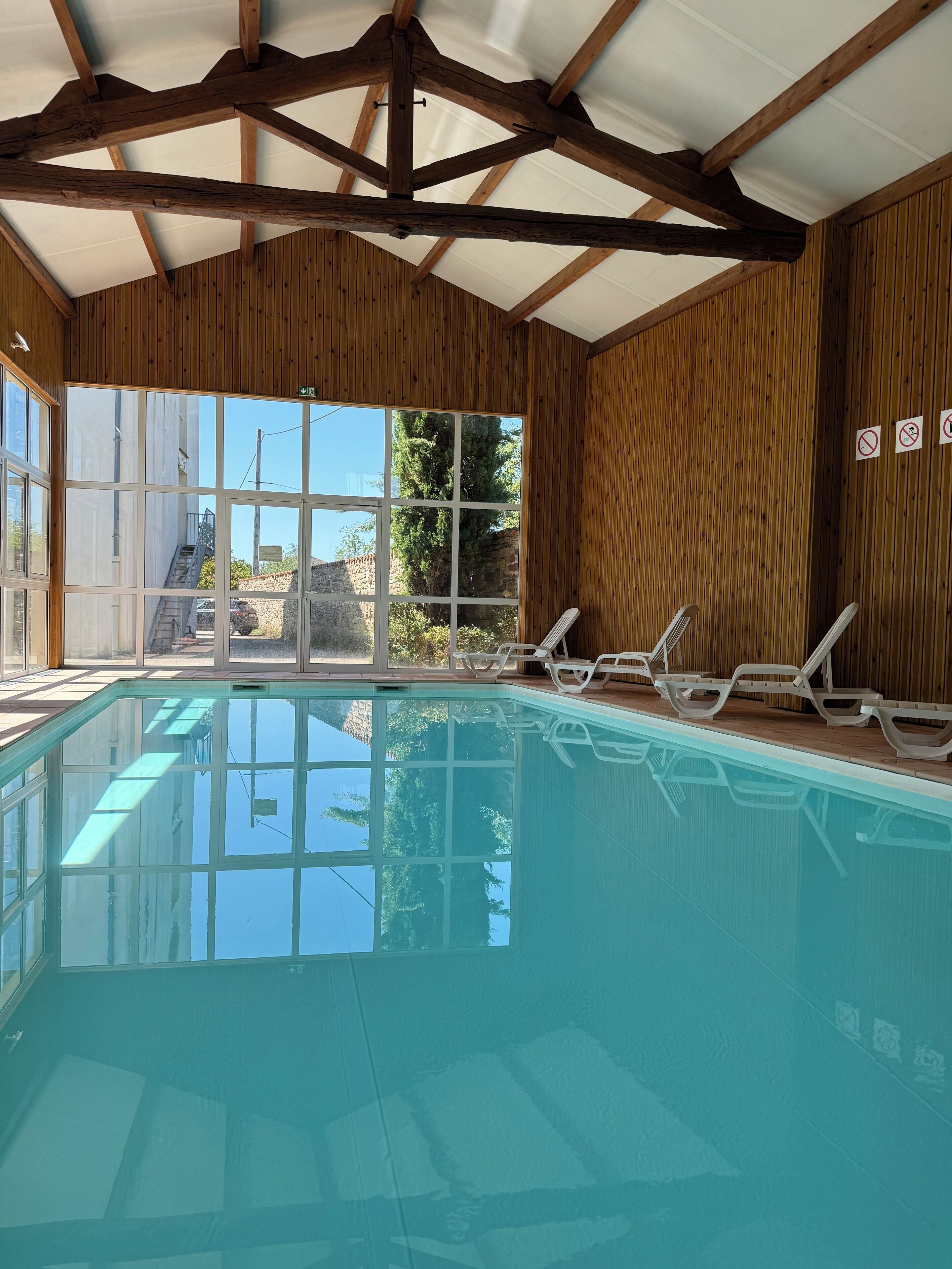 Indoor pool, sun loungers