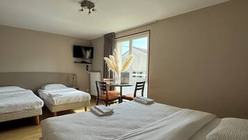 Chambre Quadruple Confort, accessible aux personnes à mobilité réduite, accès piscine | Bureau, espace de travail pour ordinateur portable, rideaux occultants