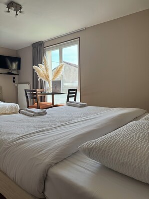 Comfort Triple Room, Accessible, Pool Access | Desk, laptop workspace, blackout curtains, soundproofing - Hôtel La Métairie (Cordes-sur-Ciel)
