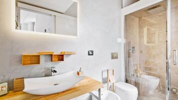 Duschwanne, kostenlose Toilettenartikel