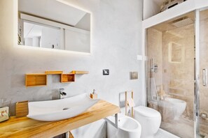 Combined shower/bathtub, free toiletries, bidet, shampoo