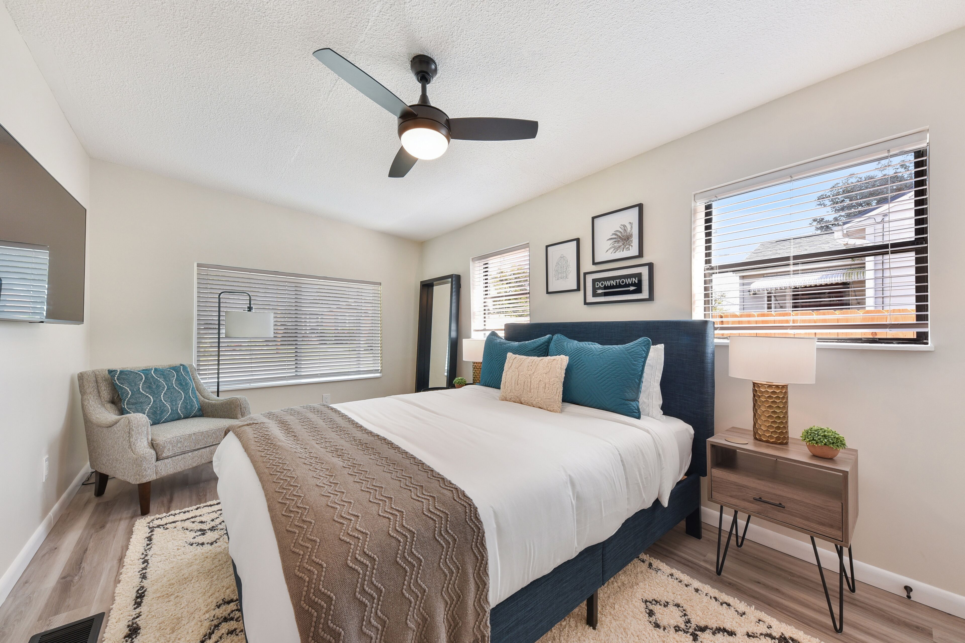 4 bedrooms, desk, iron/ironing board, WiFi (free)