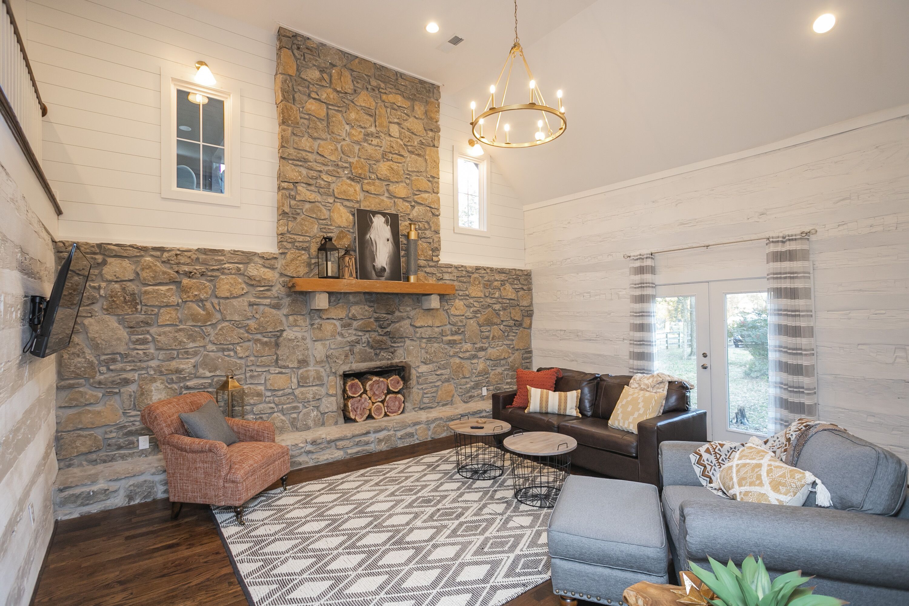 The Stapleton:  4 Bed/3 Bath Log Cabin on 1.5 Acres! Hot Tub and Privacy!