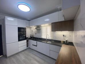 Kühlschrank, Mikrowelle, Herdplatte, Wasserkocher