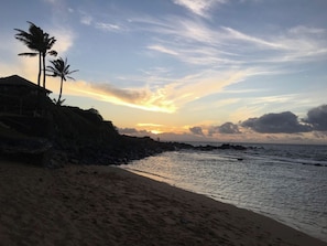 Playa en los alrededores, camastros y toallas de playa