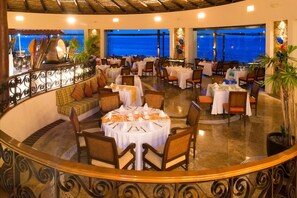 Dining - Ocean front Luxury Resort, View of the arch, 5 min walk to the marina (Cabo San Lucas)