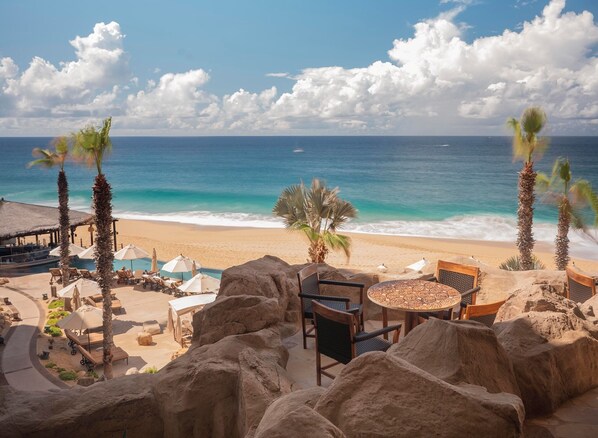 Outdoor dining - Ocean front Luxury Resort, View of the arch, 5 min walk to the marina (Cabo San Lucas)