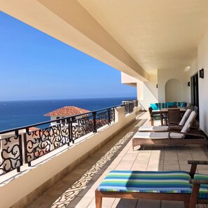 Terrace/patio - Ocean front Luxury Resort, View of the arch, 5 min walk to the marina (Cabo San Lucas)
