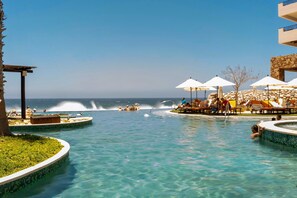 Outdoor pool, a heated pool - Ocean front Luxury Resort, View of the arch, 5 min walk to the marina (Cabo San Lucas)