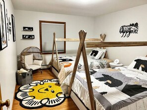 6 bedrooms, desk, iron/ironing board, travel cot