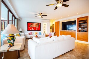 Smart TV, videojuegos, reproductor de DVD y futbolito