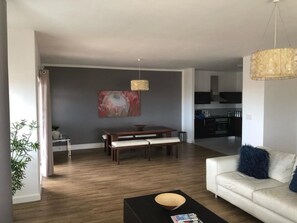 Living area - Captivating 3-bed Apartment in Cape Town (Cape Town)