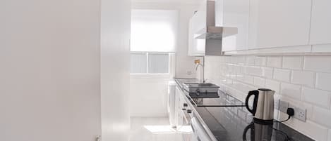 Departamento | Cocina privada | Refrigerador, microondas, horno y parrilla de estufa