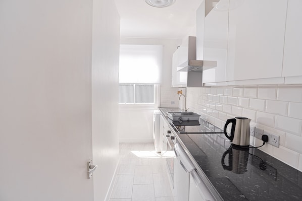 Apartamento | Cozinha privada | Geladeira, micro-ondas, fogão, cooktop