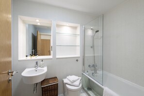 Apartment | Badezimmer | Badewanne und Dusche (separat), Komfortbadewanne, Haartrockner