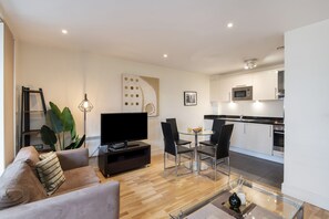 Apartment | Wohnzimmer | 30-Zoll-Fernseher mit Digitalempfang