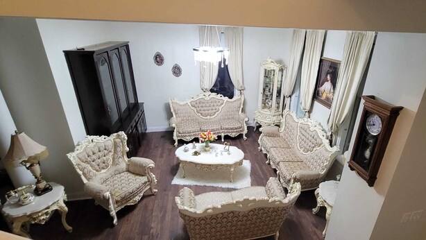 A traditional living room with a sofa set, a coffee table, and a chandelier. - Holland Farmhouse Inn B & B (Holland)