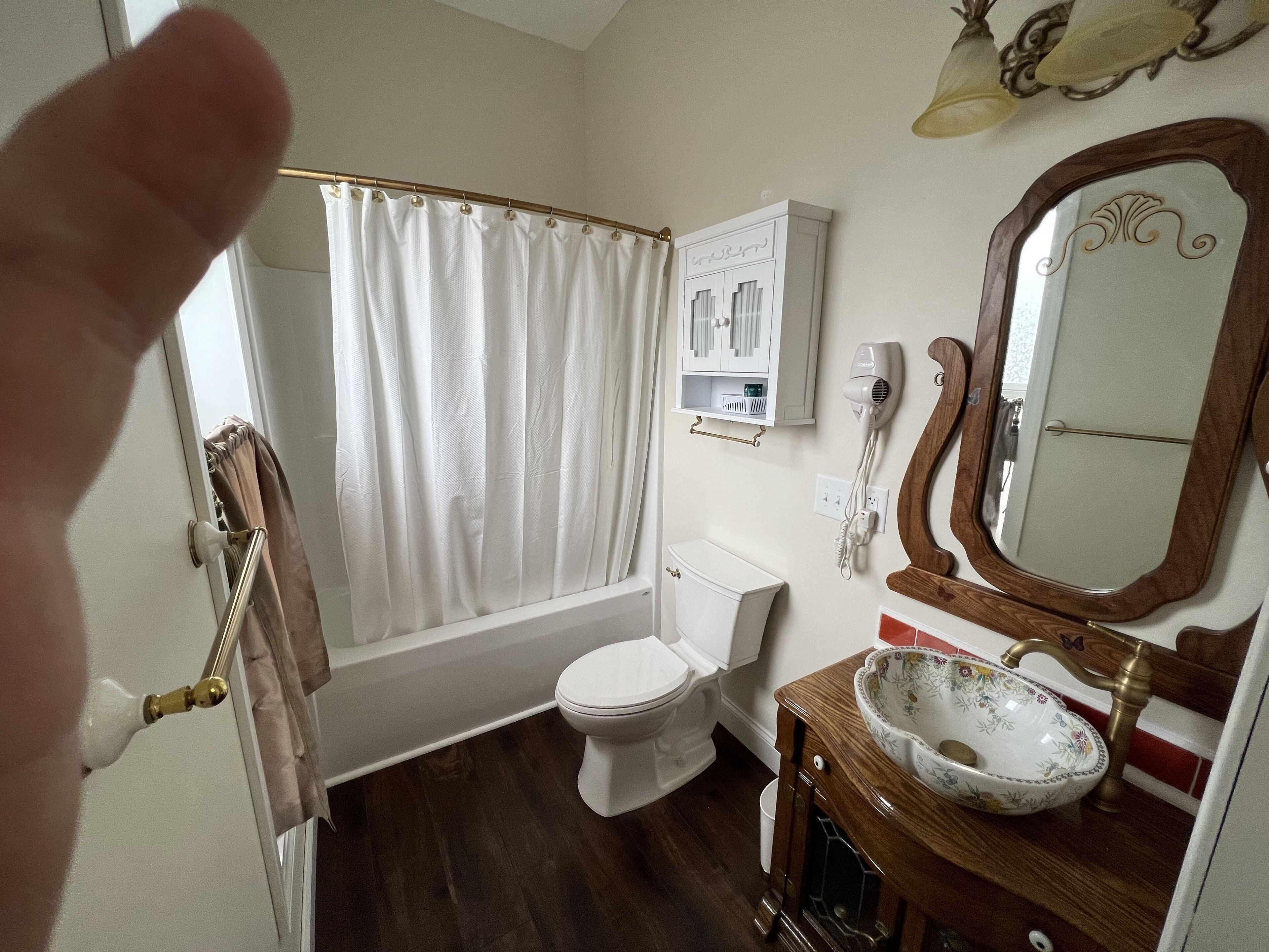 Un baño con bañera, inodoro, lavabo y espejo.