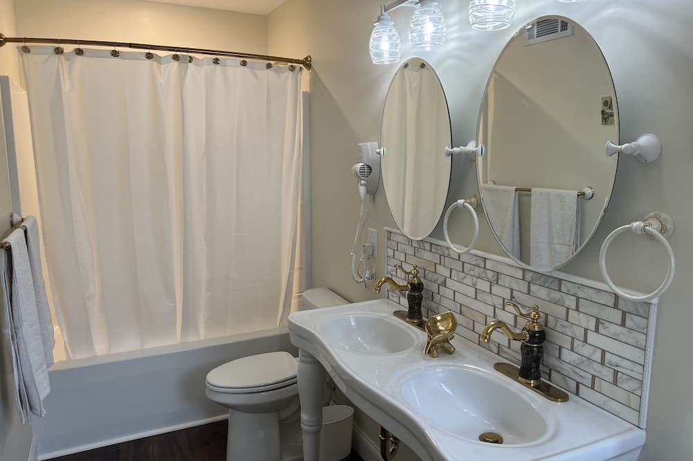 Holland Farmhouse Inn B & B - Port Sheldon, MI